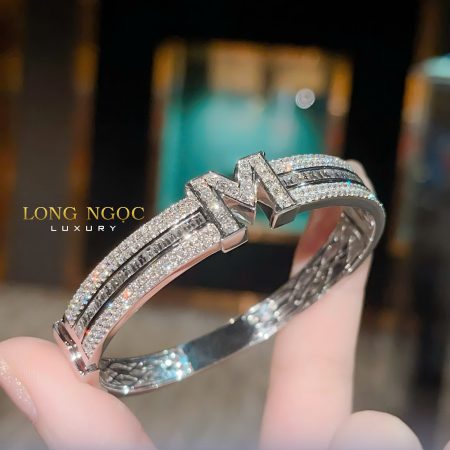 Vòng tay chữ M đính KC V425.24