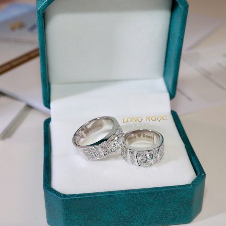 Nhẫn cưới đính KC Hạnh Phúc